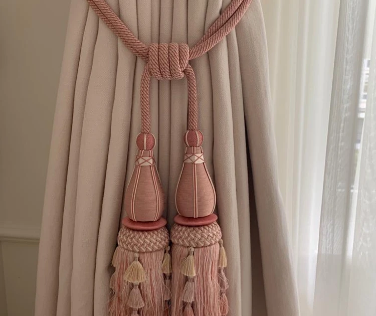 Professional Curtain Designer vs. Buying Curtains Online